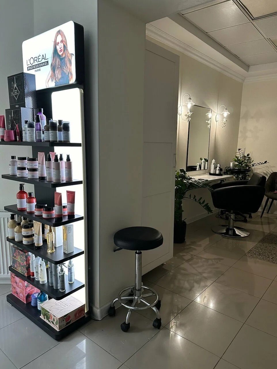 Интерьер салона Glitters: витрина средств и зона укладки